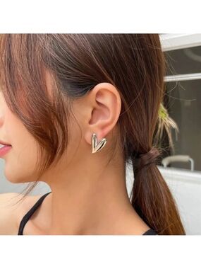 ($4) Chunky Heart Earring